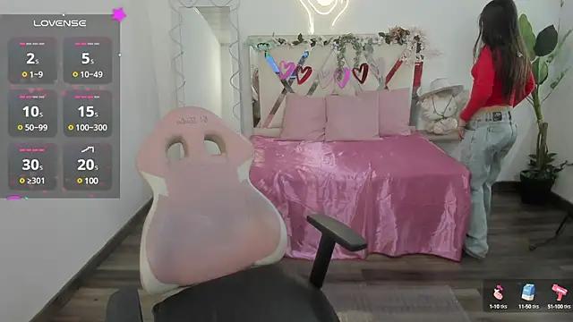 Discover our girls online shows and discover the company of countless livestreamers, with stunning shapes, sex toys and more.