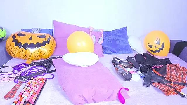 Discover our girls online shows and discover the company of countless livestreamers, with stunning shapes, sex toys and more.