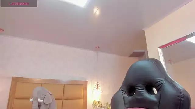 Discover our girls online shows and discover the company of countless livestreamers, with stunning shapes, sex toys and more.