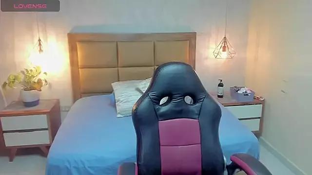 Discover our girls online shows and discover the company of countless livestreamers, with stunning shapes, sex toys and more.
