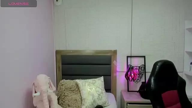 Discover our girls online shows and discover the company of countless livestreamers, with stunning shapes, sex toys and more.