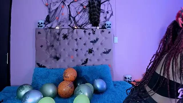 Discover our girls online shows and discover the company of countless livestreamers, with stunning shapes, sex toys and more.