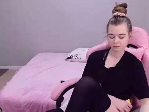 Discover our girls online shows and discover the company of countless livestreamers, with stunning shapes, sex toys and more.