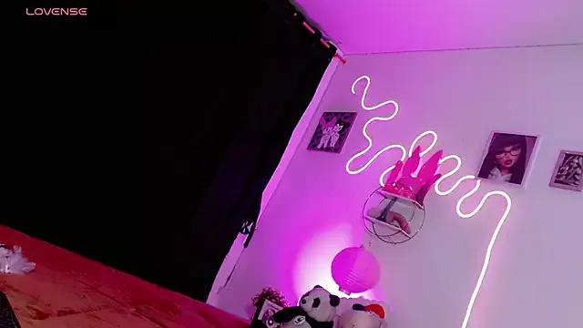 Discover our girls online shows and discover the company of countless livestreamers, with stunning shapes, sex toys and more.