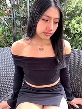Discover our girls online shows and discover the company of countless livestreamers, with stunning shapes, sex toys and more.