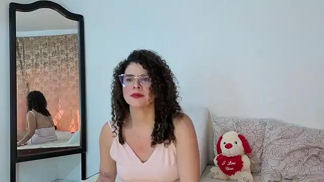 Discover our girls online shows and discover the company of countless livestreamers, with stunning shapes, sex toys and more.