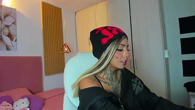 Discover our girls online shows and discover the company of countless livestreamers, with stunning shapes, sex toys and more.