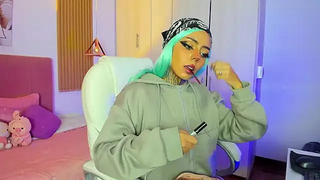 Discover our girls online shows and discover the company of countless livestreamers, with stunning shapes, sex toys and more.