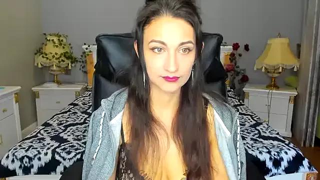 Discover our girls online shows and discover the company of countless livestreamers, with stunning shapes, sex toys and more.