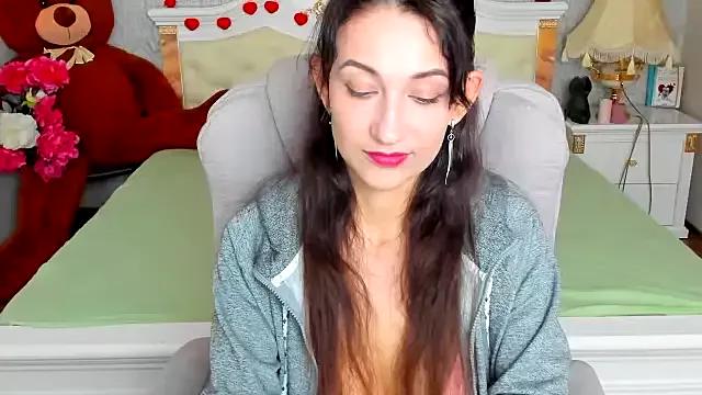 Discover our girls online shows and discover the company of countless livestreamers, with stunning shapes, sex toys and more.