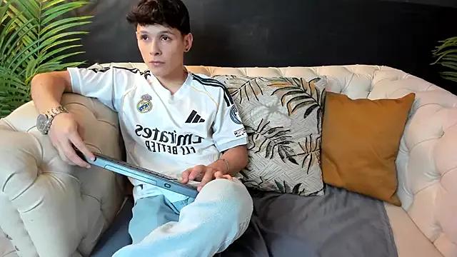 Discover our girls online shows and discover the company of countless livestreamers, with stunning shapes, sex toys and more.