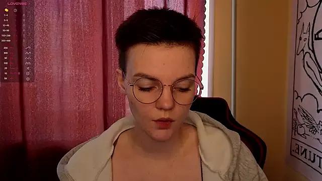 Discover our girls online shows and discover the company of countless livestreamers, with stunning shapes, sex toys and more.