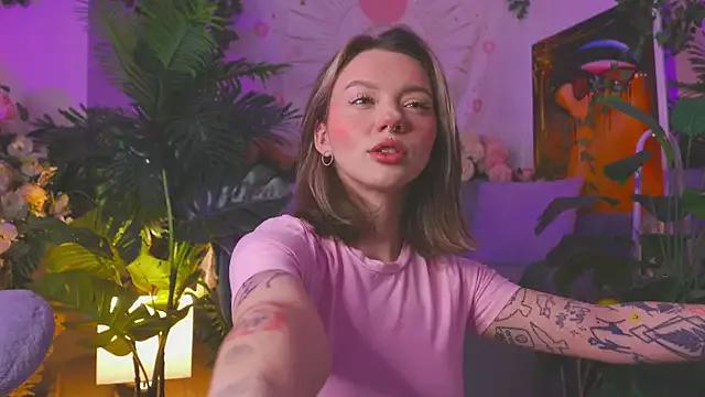 Discover our girls online shows and discover the company of countless livestreamers, with stunning shapes, sex toys and more.