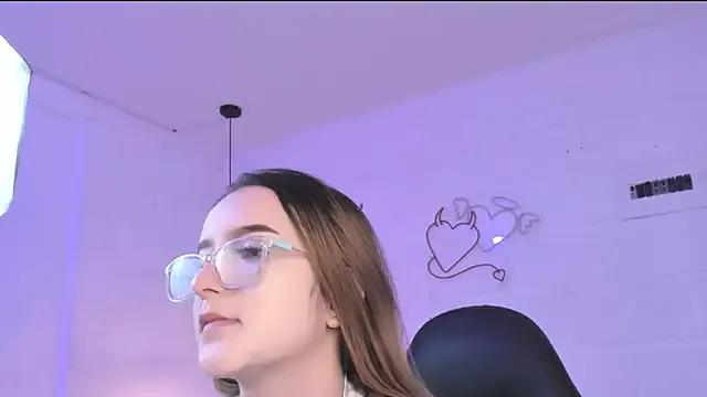 Discover our girls online shows and discover the company of countless livestreamers, with stunning shapes, sex toys and more.