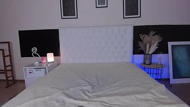 Discover our girls online shows and discover the company of countless livestreamers, with stunning shapes, sex toys and more.