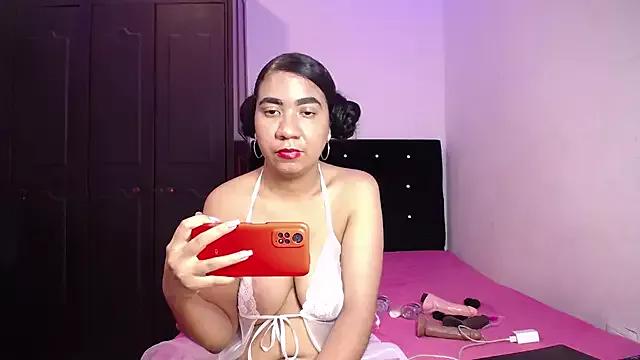 Discover our girls online shows and discover the company of countless livestreamers, with stunning shapes, sex toys and more.