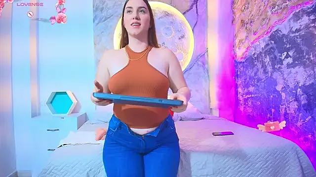 Discover our girls online shows and discover the company of countless livestreamers, with stunning shapes, sex toys and more.