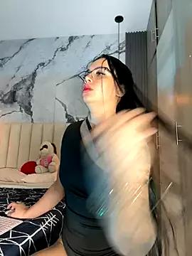 Discover our girls online shows and discover the company of countless livestreamers, with stunning shapes, sex toys and more.