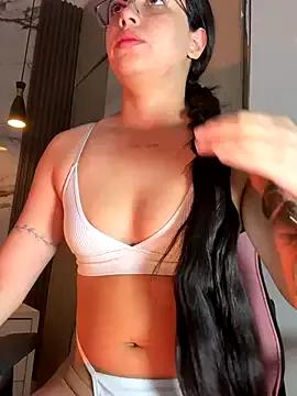 Discover our girls online shows and discover the company of countless livestreamers, with stunning shapes, sex toys and more.