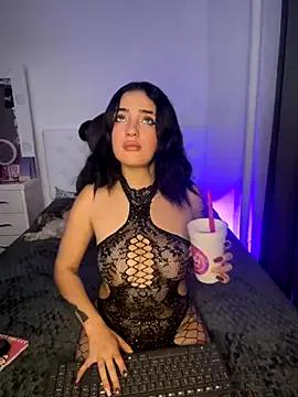 Discover our girls online shows and discover the company of countless livestreamers, with stunning shapes, sex toys and more.