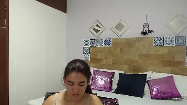 Discover our girls online shows and discover the company of countless livestreamers, with stunning shapes, sex toys and more.