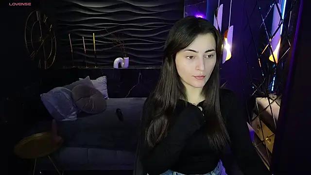 Discover our girls online shows and discover the company of countless livestreamers, with stunning shapes, sex toys and more.