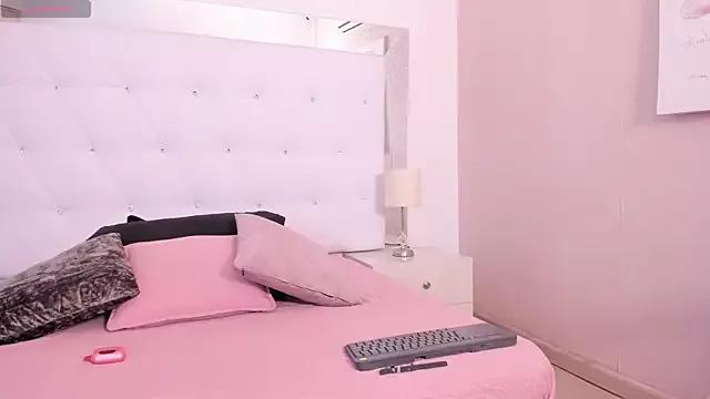Discover our girls online shows and discover the company of countless livestreamers, with stunning shapes, sex toys and more.