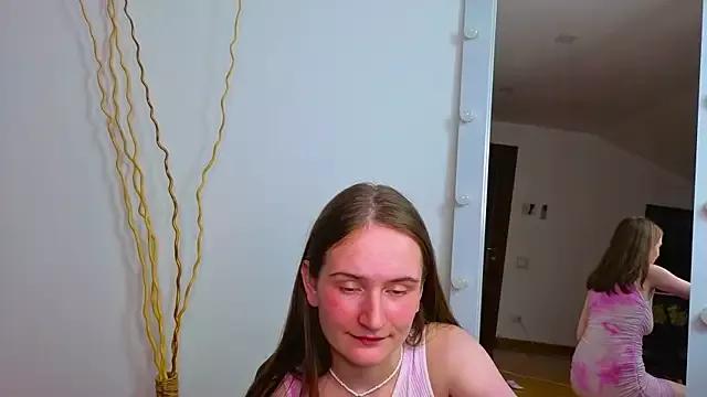Discover our girls online shows and discover the company of countless livestreamers, with stunning shapes, sex toys and more.