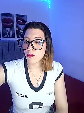 Discover our girls online shows and discover the company of countless livestreamers, with stunning shapes, sex toys and more.