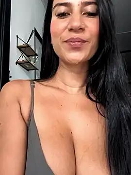 Discover our girls online shows and discover the company of countless livestreamers, with stunning shapes, sex toys and more.