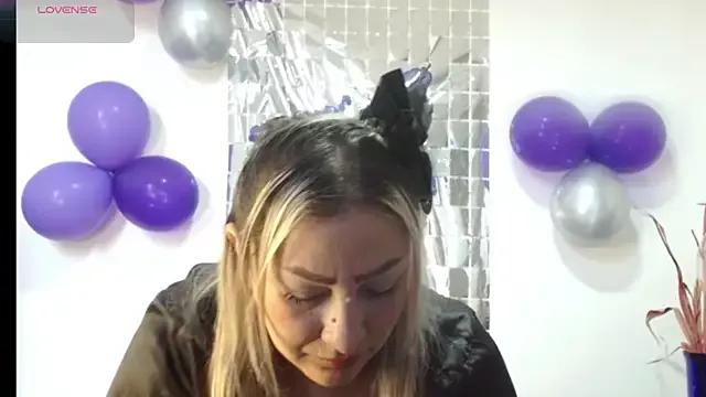 Discover our girls online shows and discover the company of countless livestreamers, with stunning shapes, sex toys and more.