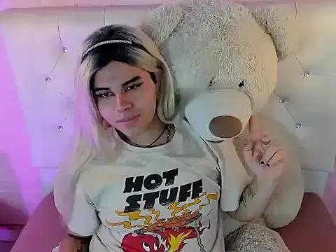 Discover our girls online shows and discover the company of countless livestreamers, with stunning shapes, sex toys and more.
