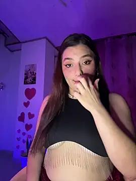 Discover our girls online shows and discover the company of countless livestreamers, with stunning shapes, sex toys and more.