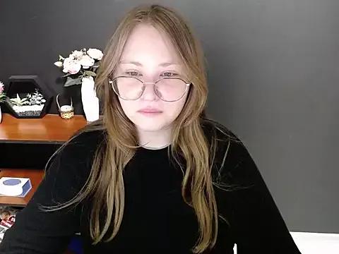 Discover our girls online shows and discover the company of countless livestreamers, with stunning shapes, sex toys and more.
