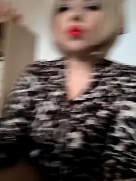 Discover our girls online shows and discover the company of countless livestreamers, with stunning shapes, sex toys and more.