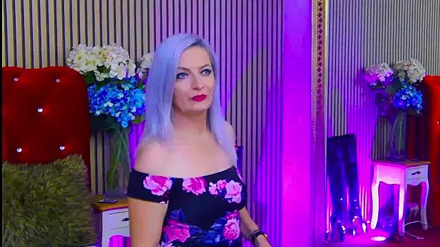 Discover our girls online shows and discover the company of countless livestreamers, with stunning shapes, sex toys and more.