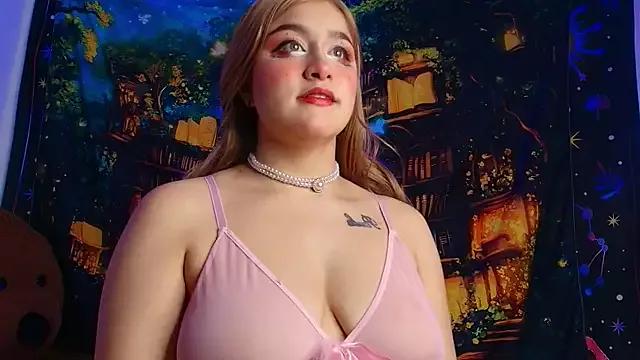 Discover our girls online shows and discover the company of countless livestreamers, with stunning shapes, sex toys and more.