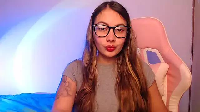 Discover our girls online shows and discover the company of countless livestreamers, with stunning shapes, sex toys and more.