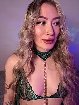 Discover our girls online shows and discover the company of countless livestreamers, with stunning shapes, sex toys and more.