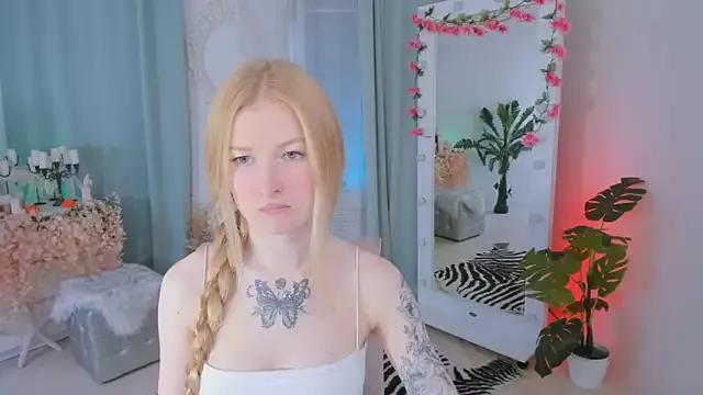 Laly_Peach from StripChat