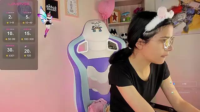 Discover our girls online shows and discover the company of countless livestreamers, with stunning shapes, sex toys and more.