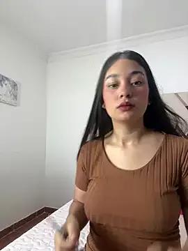 Discover our girls online shows and discover the company of countless livestreamers, with stunning shapes, sex toys and more.