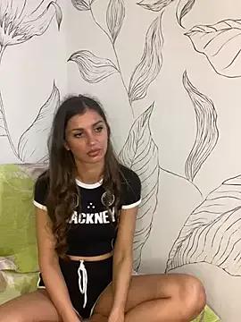 Discover our girls online shows and discover the company of countless livestreamers, with stunning shapes, sex toys and more.