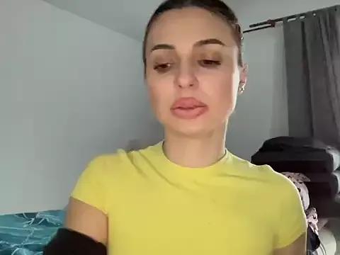 Discover our girls online shows and discover the company of countless livestreamers, with stunning shapes, sex toys and more.
