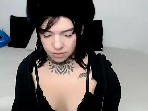 Discover our girls online shows and discover the company of countless livestreamers, with stunning shapes, sex toys and more.