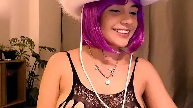 Discover our girls online shows and discover the company of countless livestreamers, with stunning shapes, sex toys and more.