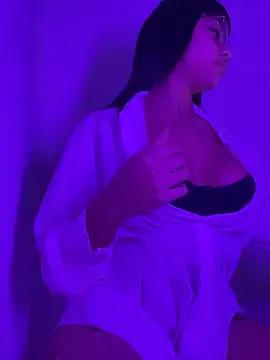 Discover our girls online shows and discover the company of countless livestreamers, with stunning shapes, sex toys and more.