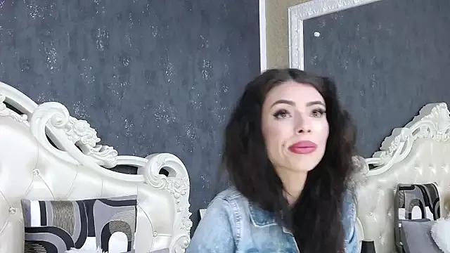 LaraDivine from StripChat