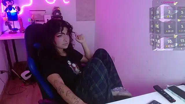 Discover our girls online shows and discover the company of countless livestreamers, with stunning shapes, sex toys and more.