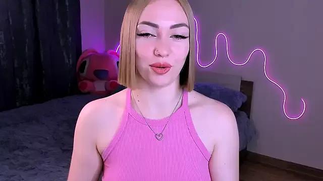 Discover our girls online shows and discover the company of countless livestreamers, with stunning shapes, sex toys and more.
